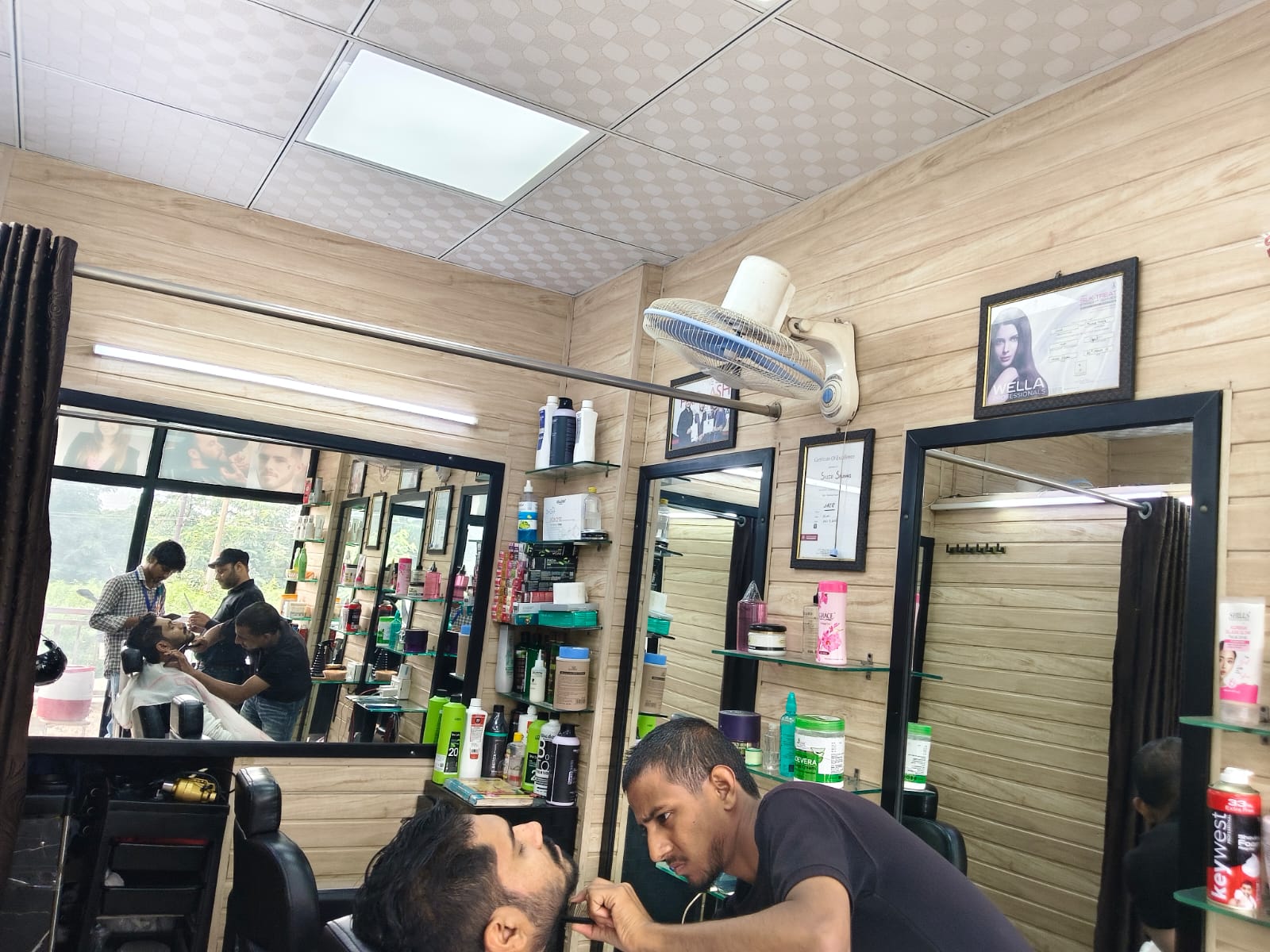 Makeover unisex salon