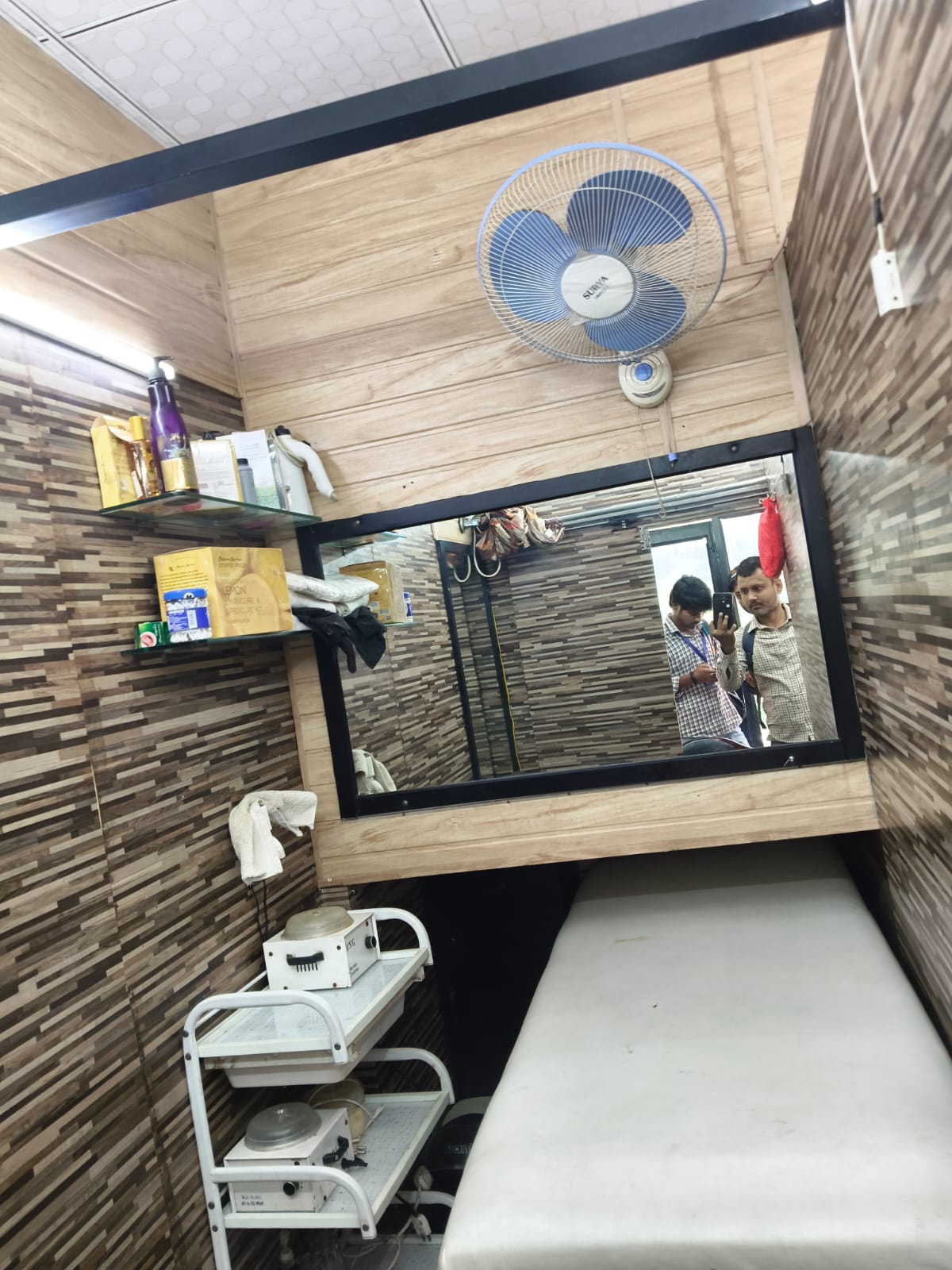 Makeover unisex salon