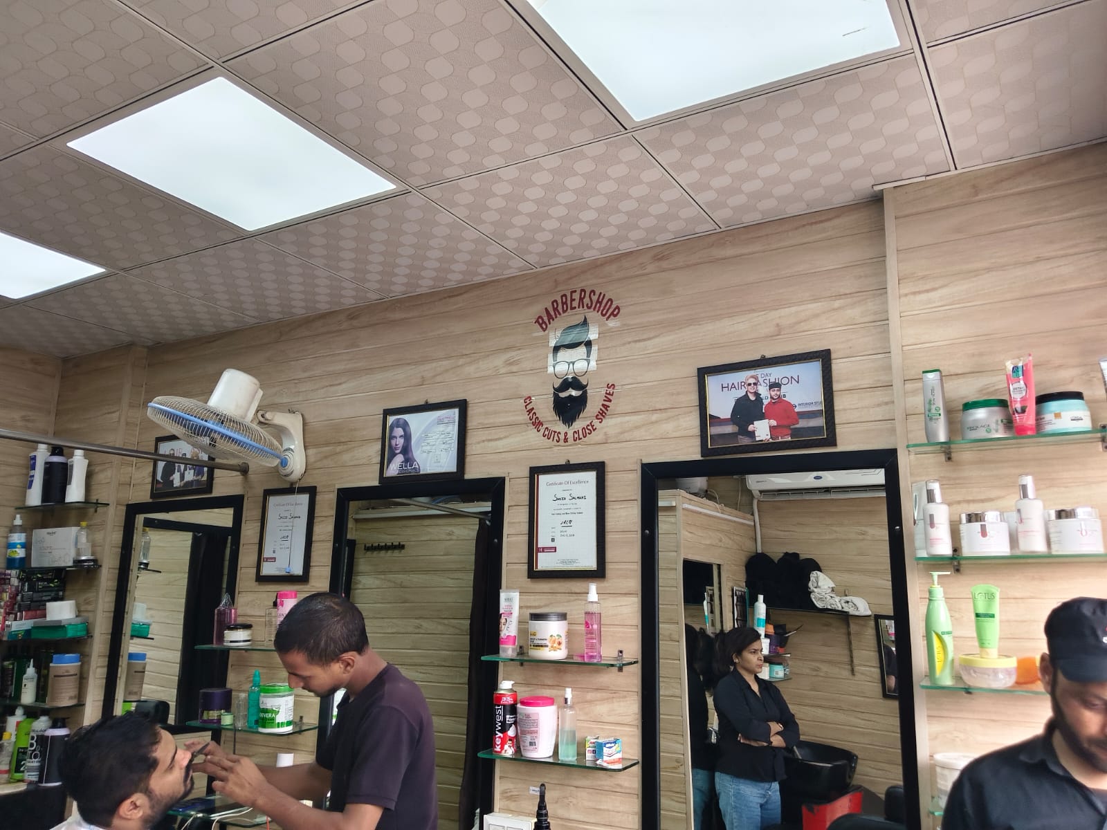 Makeover unisex salon
