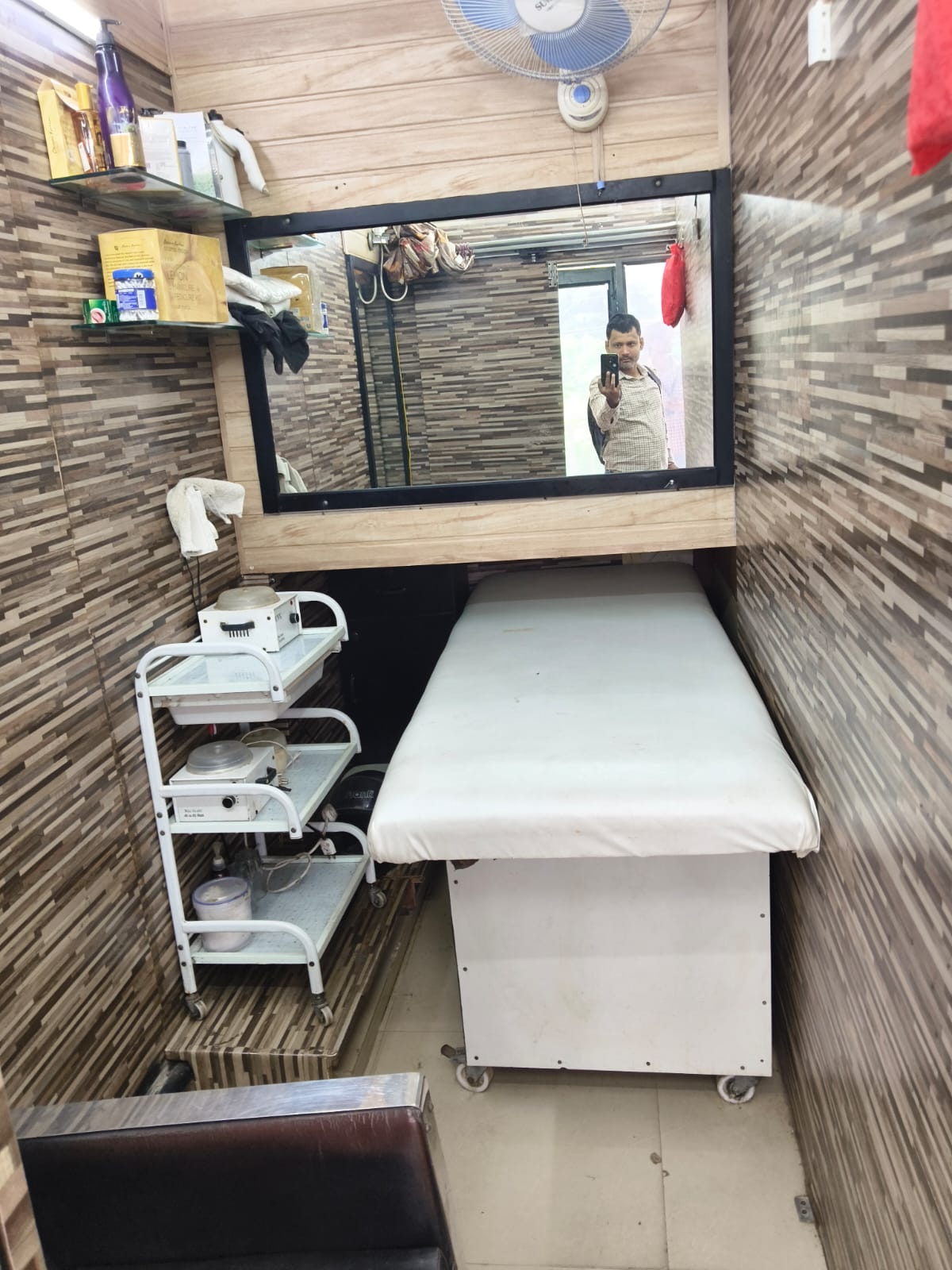 Makeover unisex salon