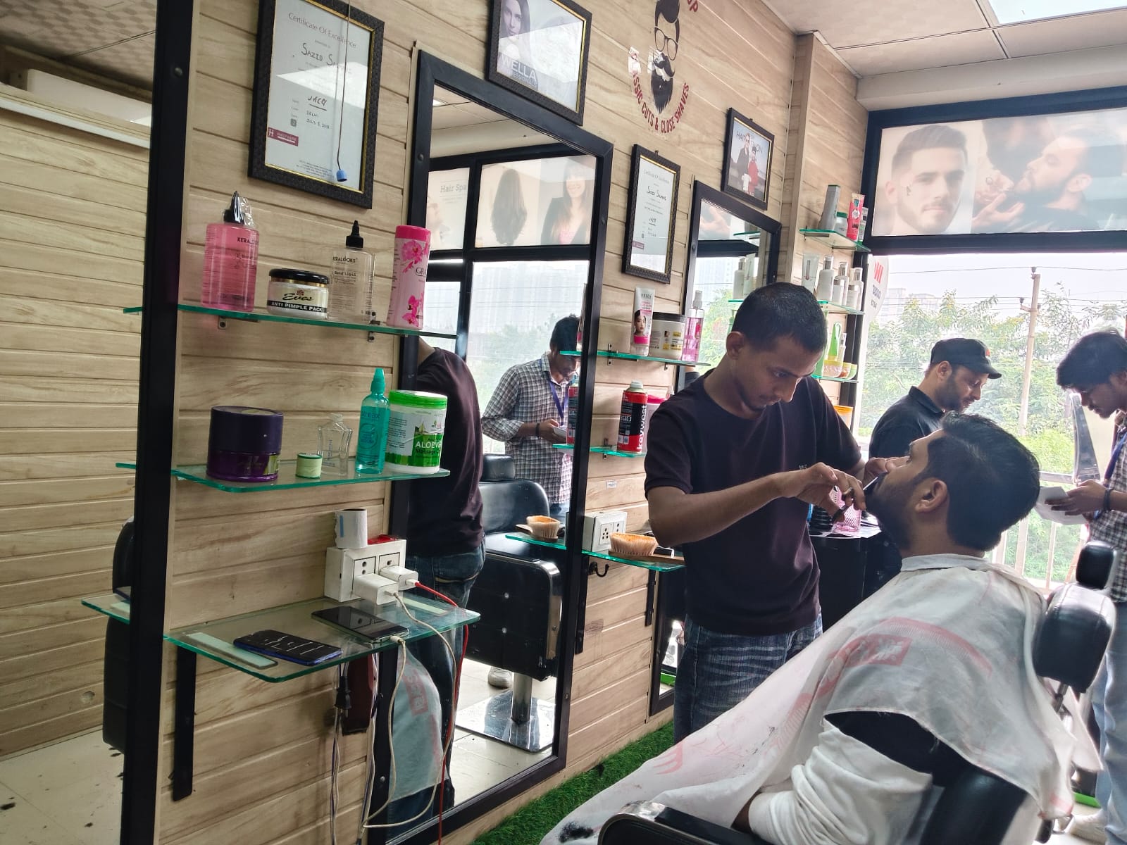 Makeover unisex salon