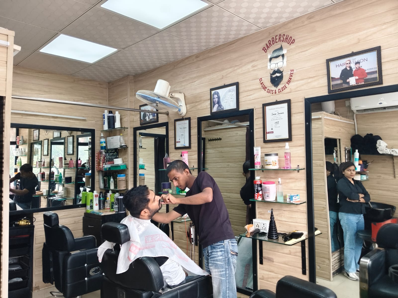 Makeover unisex salon