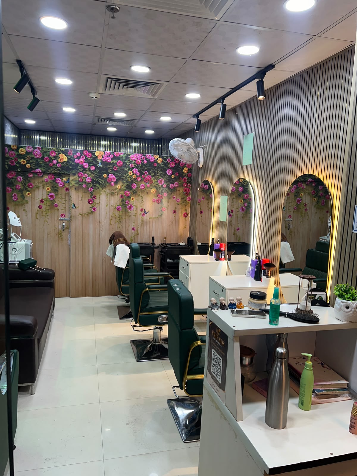 Friends Unisex Salon