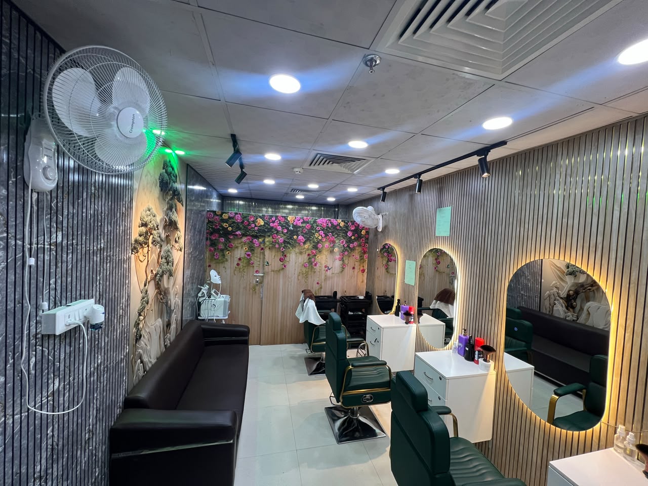 Friends Unisex Salon