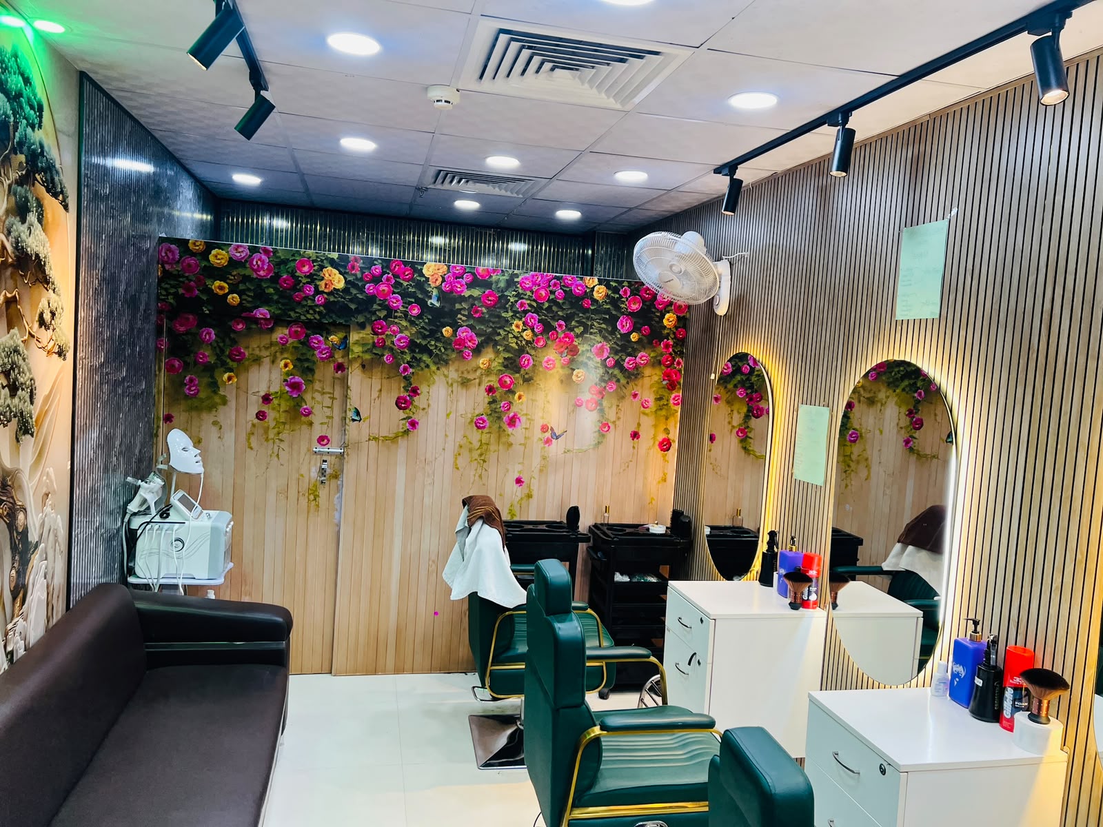 Friends Unisex Salon