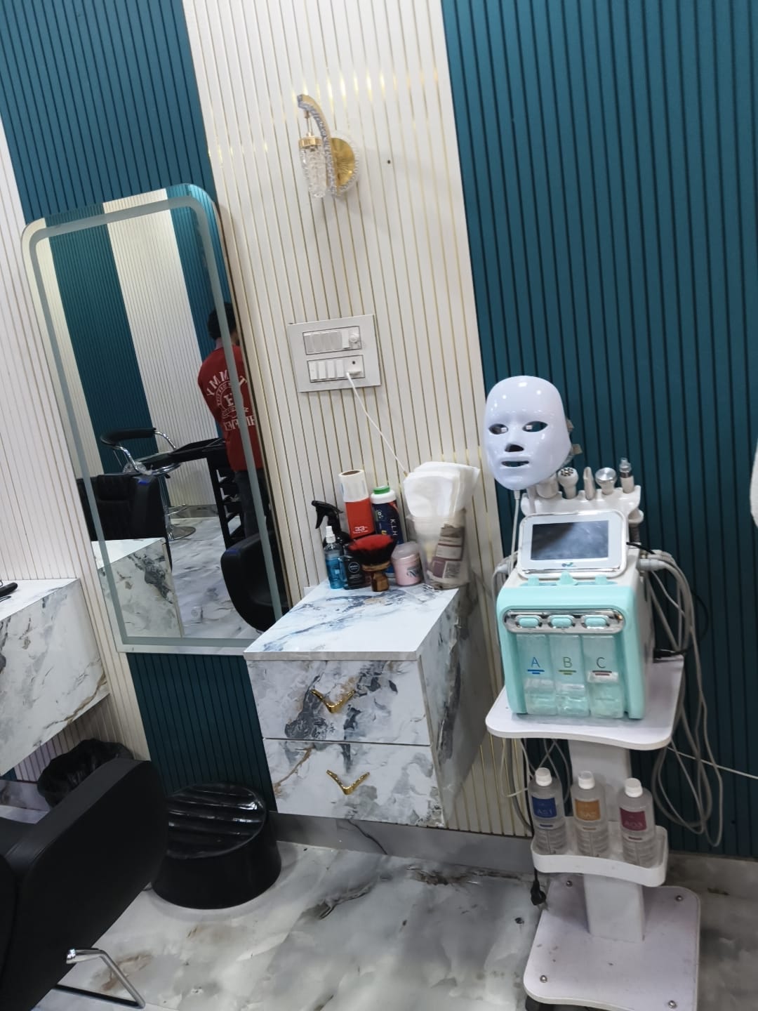 Nexus Unisex Saloon