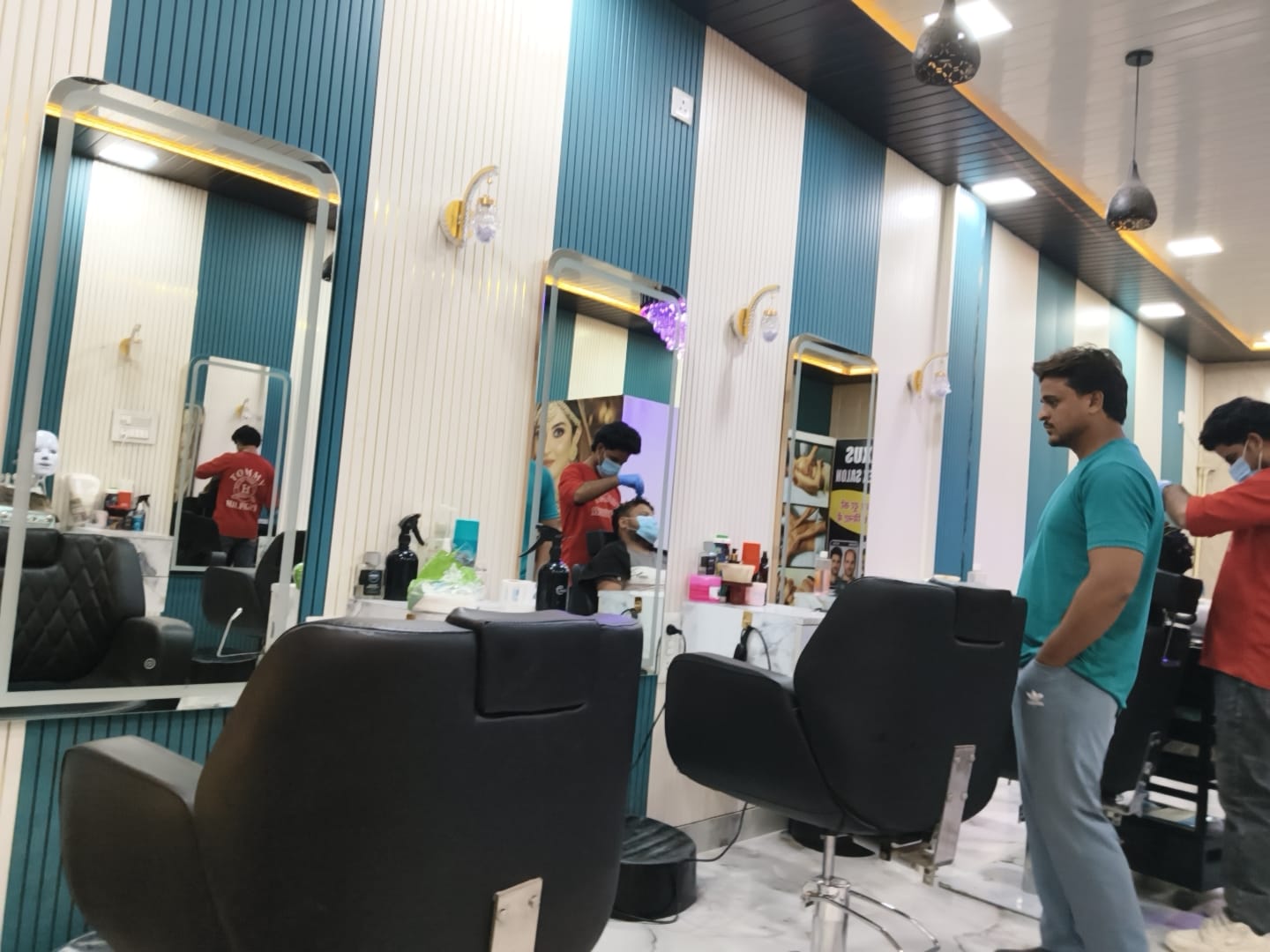 Nexus Unisex Saloon