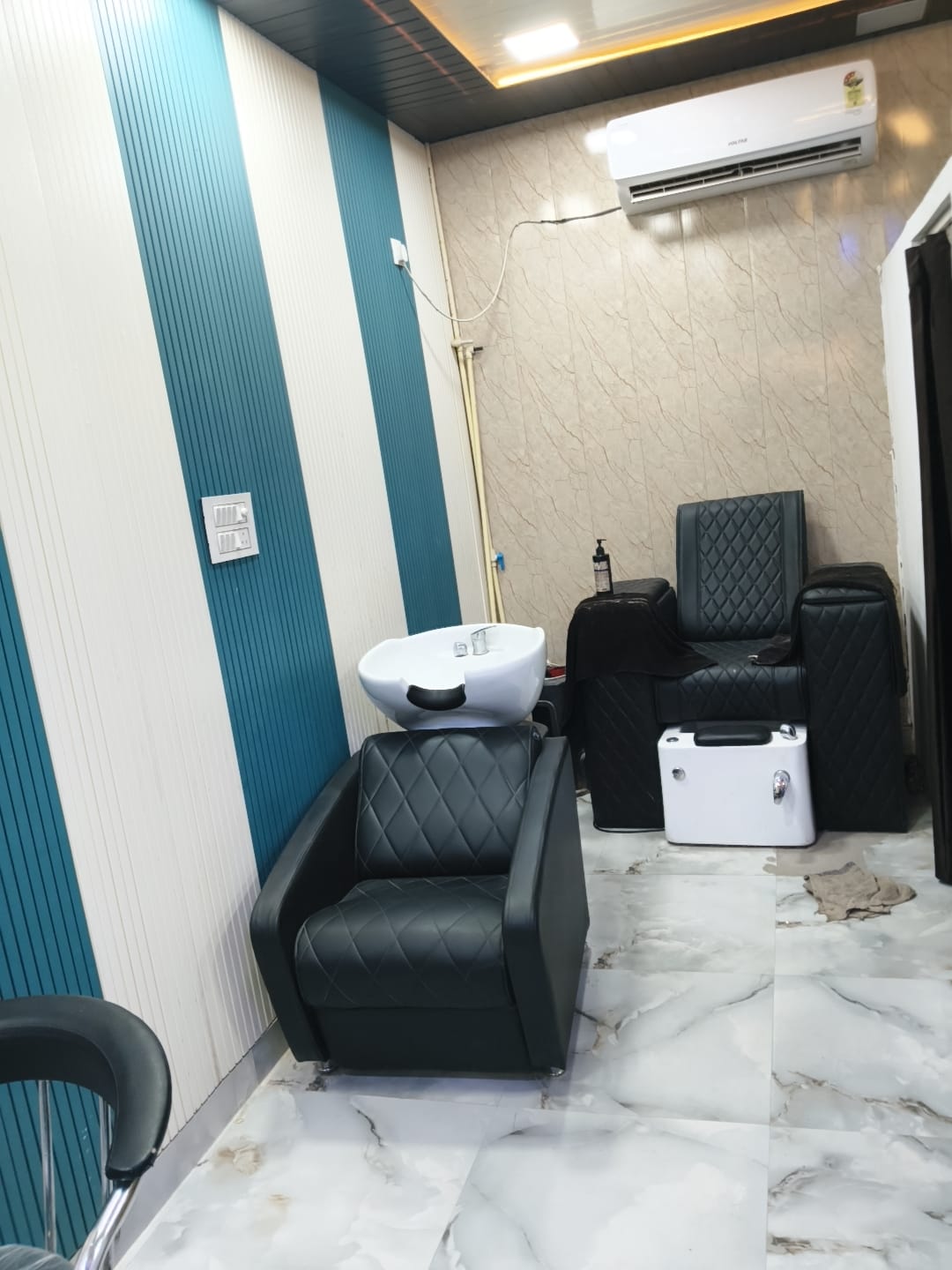 Nexus Unisex Saloon
