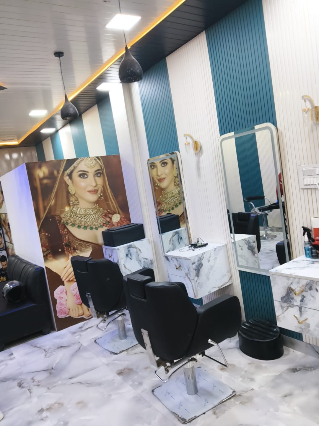 Nexus Unisex Saloon