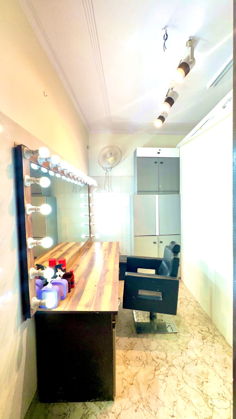 The looks unisex salon