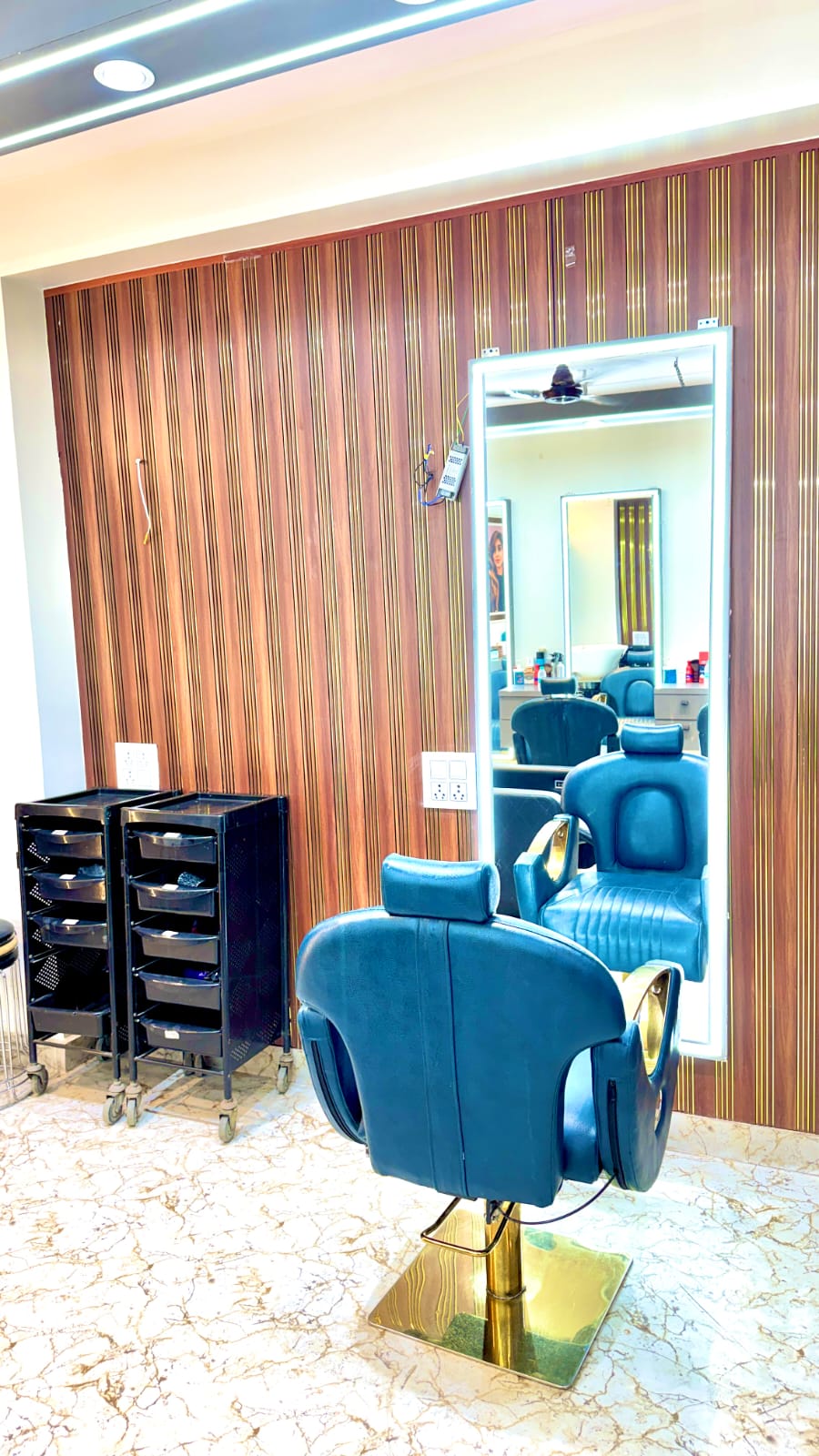 The looks unisex salon