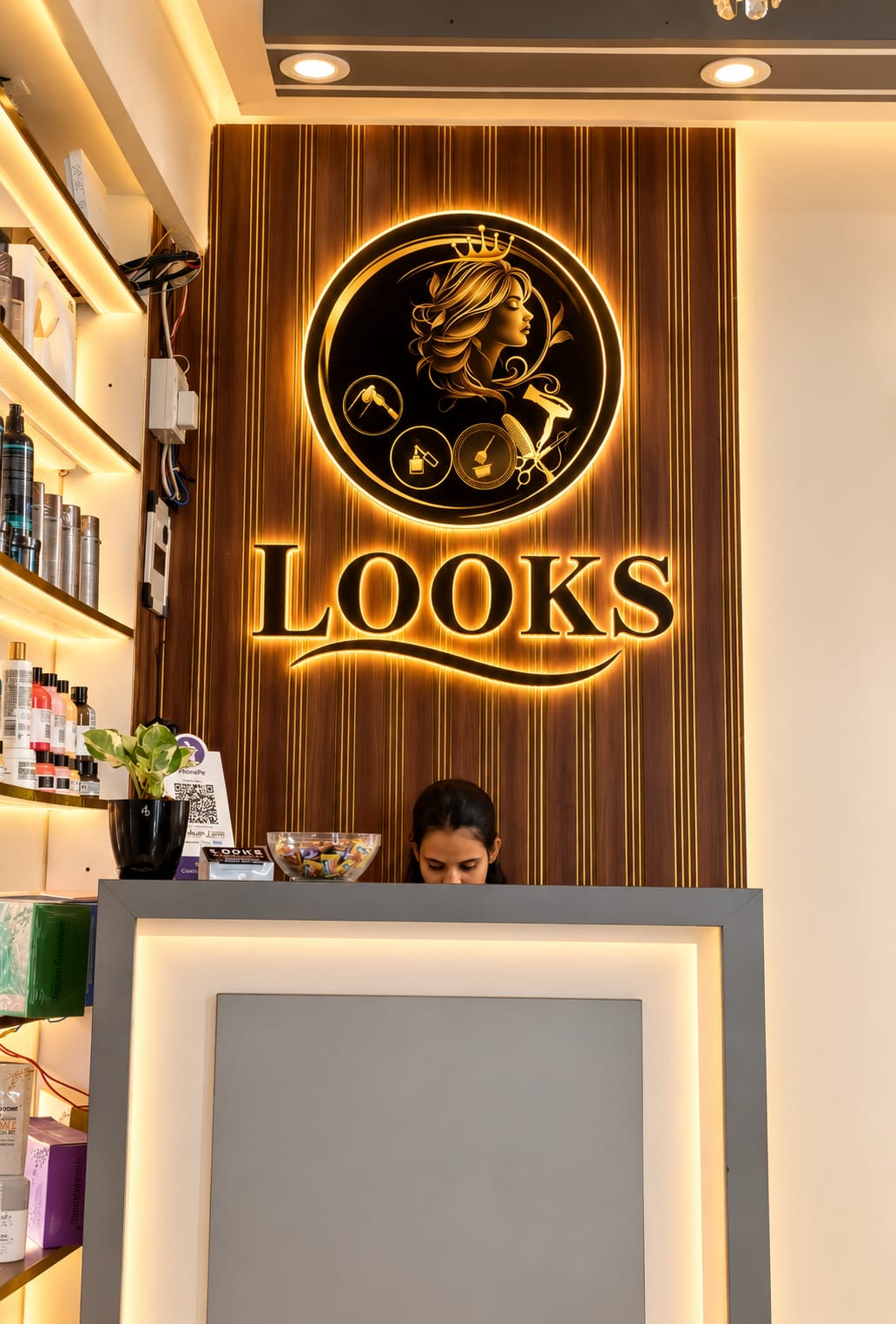 The looks unisex salon cover photo