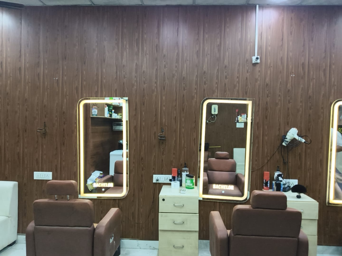 Bachelor Unisex Salon Life