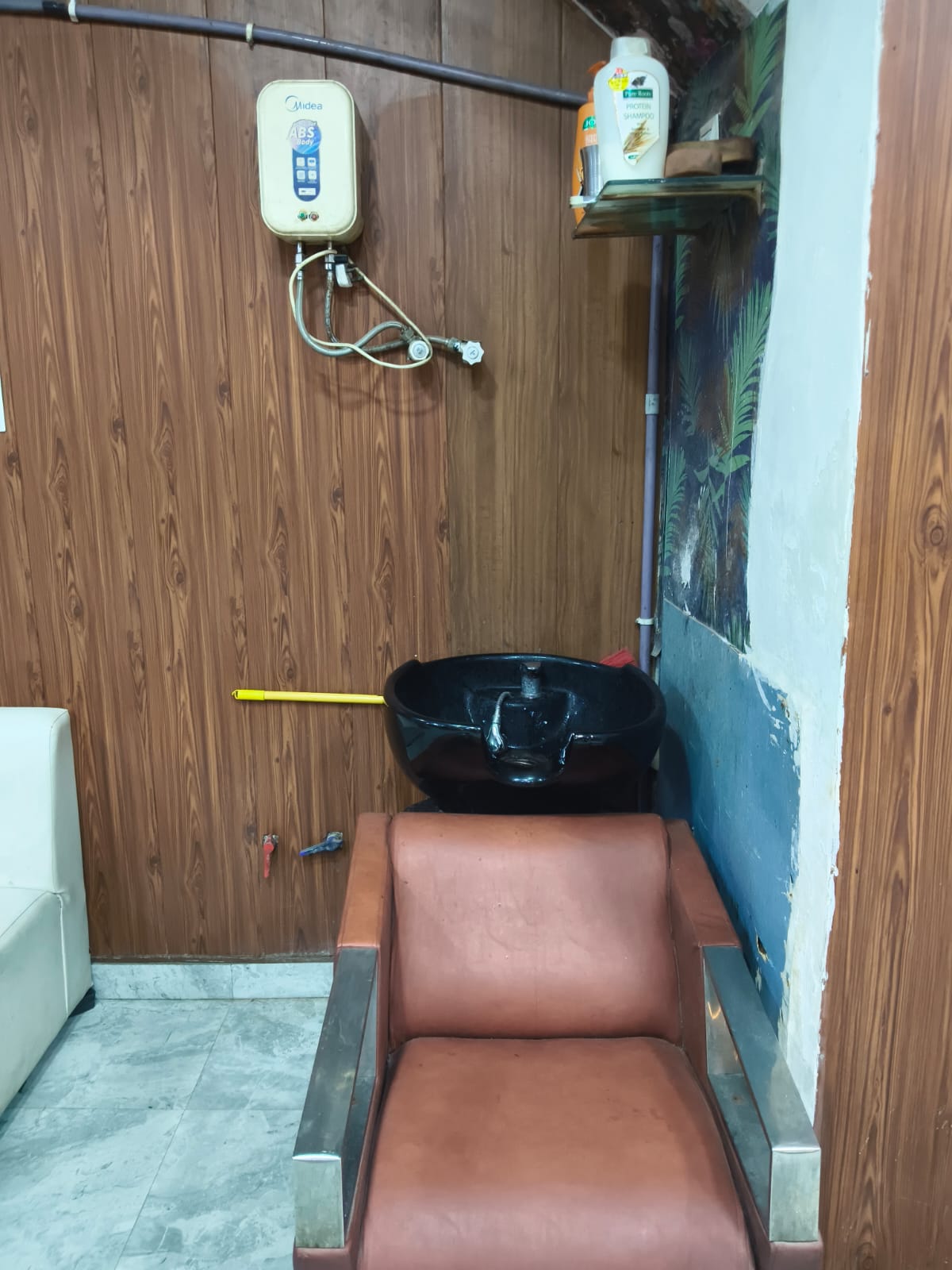 Bachelor Unisex Salon Life