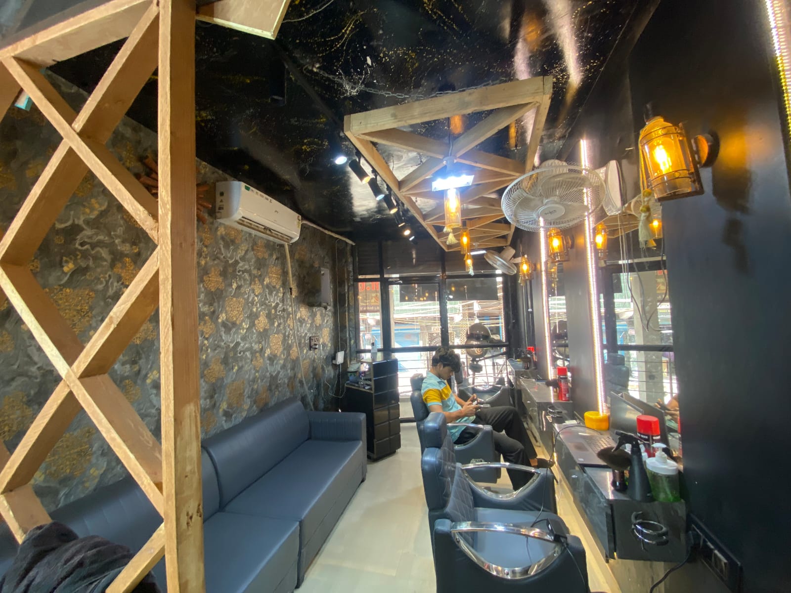 Pakeeza unisex salon