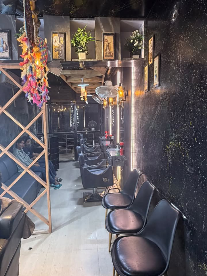 Pakeeza unisex salon