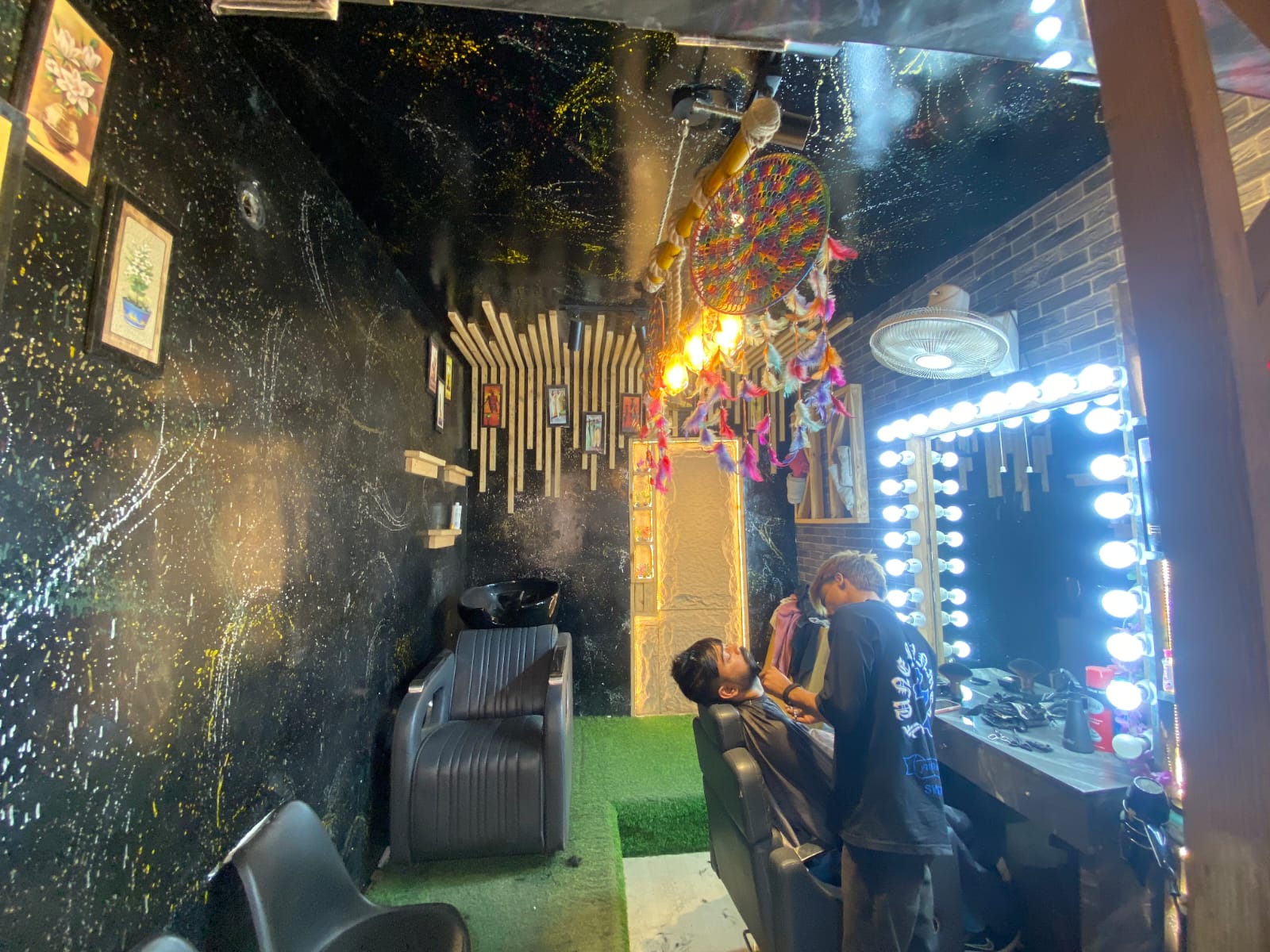 Pakeeza unisex salon
