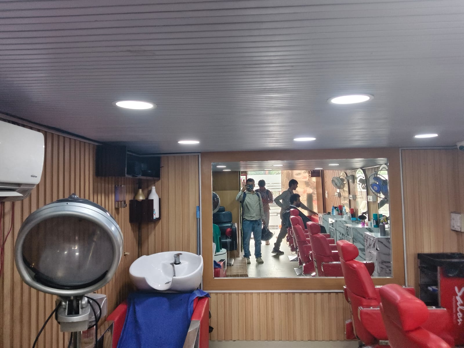Urban beauty Unisex salon