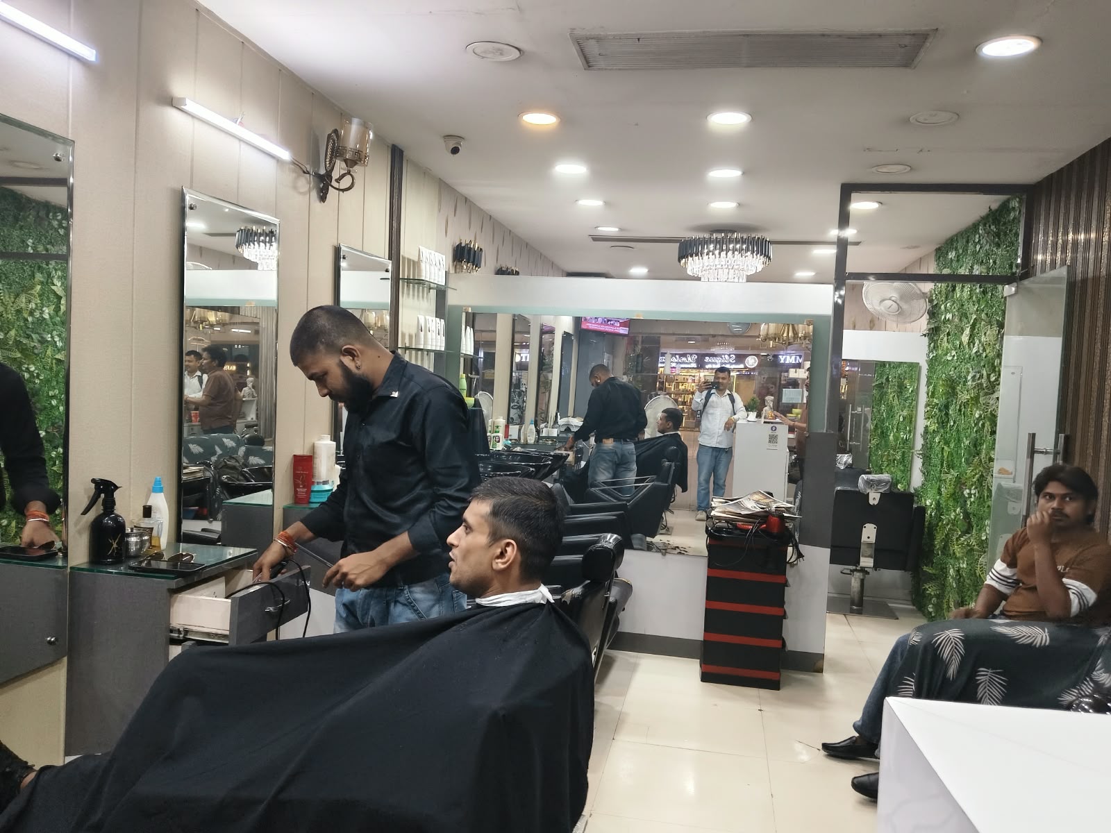 Kreative Unisex Salon