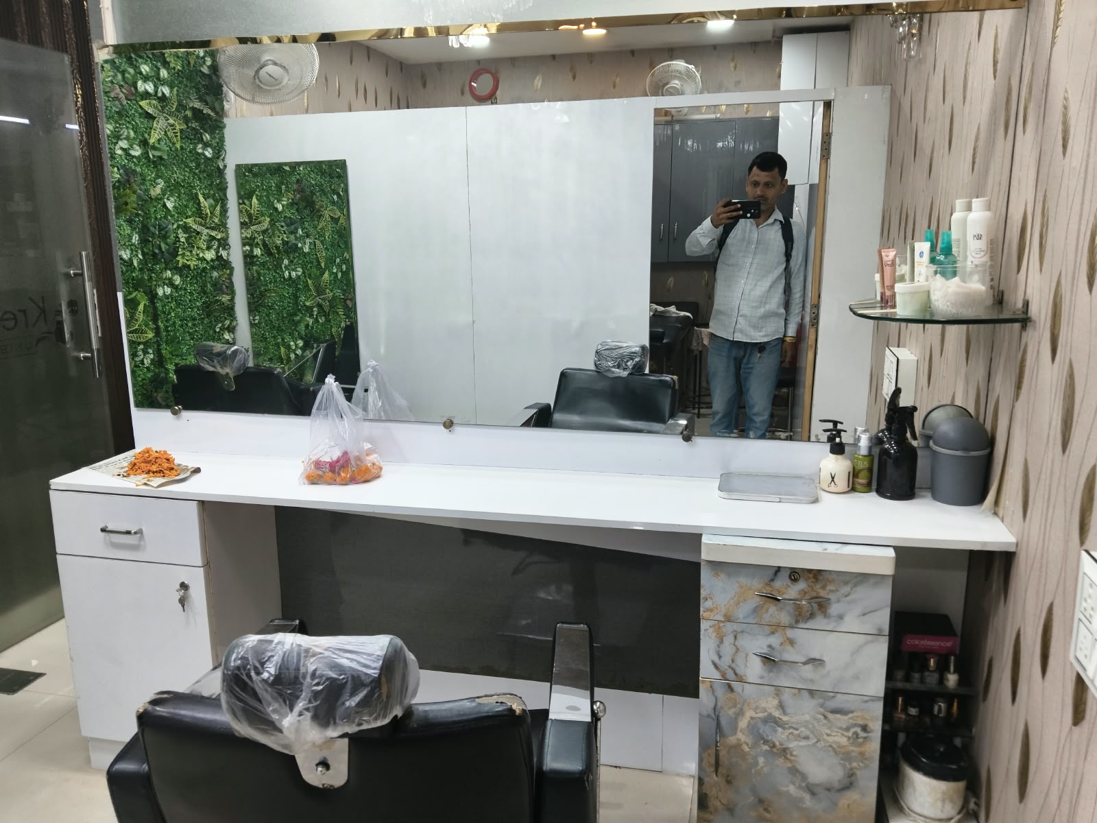 Kreative Unisex Salon